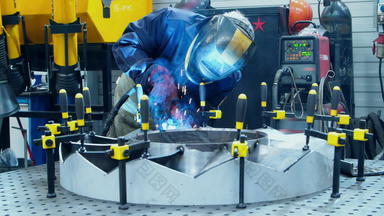 工人保护<strong>面具</strong>使焊接工业单位焊接过程